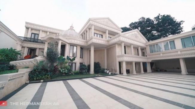 Potret Artis di Open House Istana Cinere. (YouTube/ The Hermansyah A6)