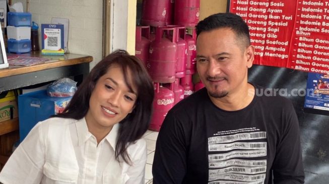 Mudjie Massaid dan istrinya, DJ Lucyana di kawasan Cipinang, Jakarta, Rabu (30/11/2022) [Suara.com/Adiyoga Priyambodo]