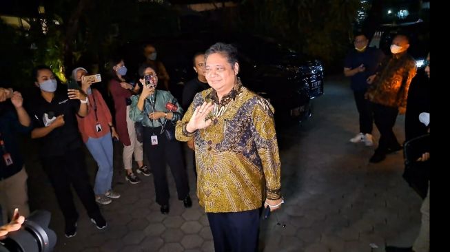 Ketua Umum DPP Partai Golkar Airlangga Hartarto tiba di Restoran Bunga Rampai, Menteng, Jakarta Pusat, Rabu (30/11/2022). (Suara.com/Novian)