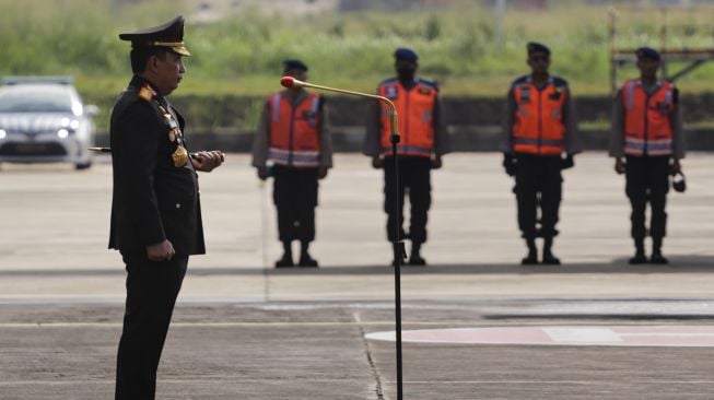 Kapolri Jenderal Pol Listyo Sigit Prabowo (kiri) mengikuti upacara penyerahan jenazah CoPilot helikopter milik Polri NBO-105 Briptu M Lasminto dan jenazah mekanik helikopter Bripda Khairul Anam di Lapangan Terbang Polisi Udara, Pondok Cabe, Tangerang Selatan, Banten, Rabu (30/11/2022). [ANTARA FOTO/Fauzan/YU]