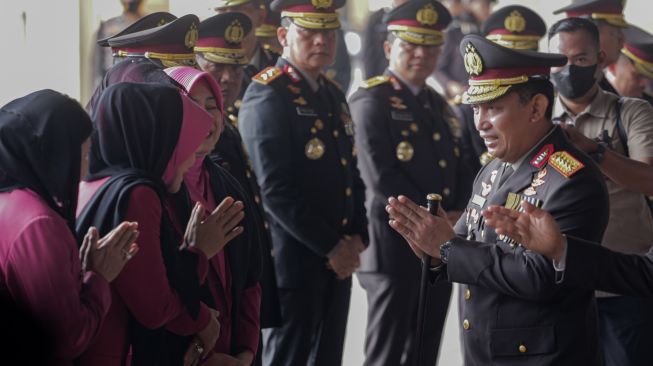 Kapolri Jenderal Pol Listyo Sigit Prabowo bersalaman dengan keluarga korban helikopter milik Polri NBO-105 Briptu M Lasminto dan Bripda Khairul Anam saat upacara penyerahan jenazah di Lapangan Terbang Polisi Udara, Pondok Cabe, Tangerang Selatan, Banten, Rabu (30/11/2022). [ANTARA FOTO/Fauzan/YU]