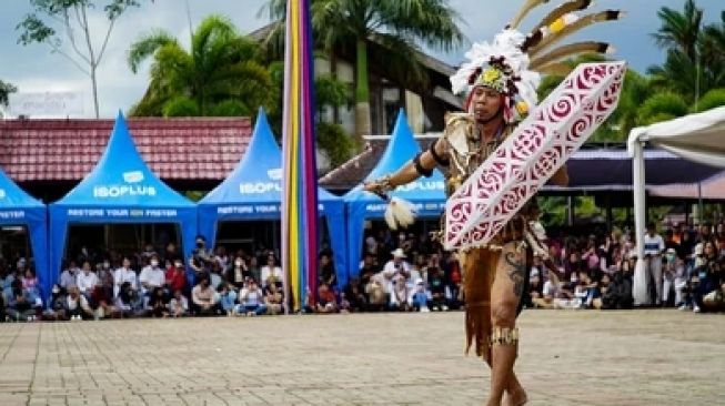 Mengenal Tradisi Suku Dayak dan Asal-Usulnya, Asli Pulau Kalimantan