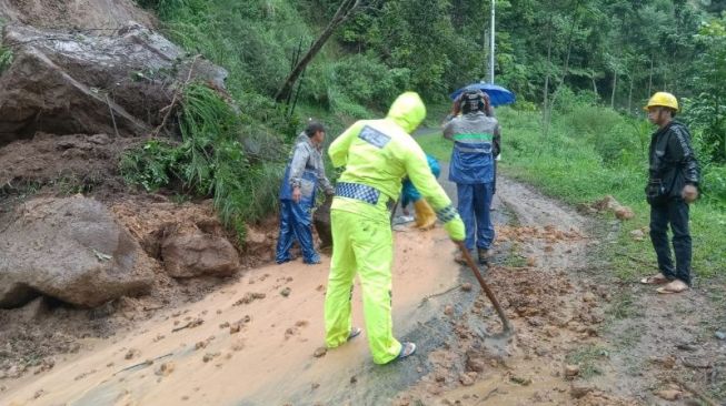 Imbauan kepada Pengguna Jalur Pamulihan Lintas Selatan Garut: Harap Berhati-hati, Kawasan Rawan Longsor Bebatuan