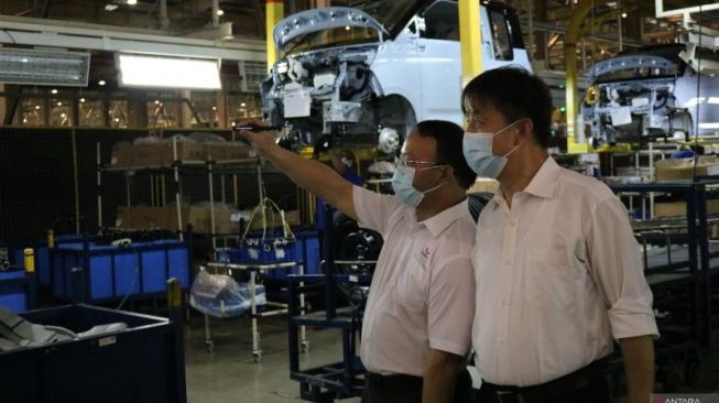 Shi Guoyong, Presiden Direktur Wuling Motors menunjukkan proses perakitan kendaraan listrik pertama Wuling di Indonesia, Air ev, kepada Hou Fei, Vice President Gotion High-Tech & Chairman of Liuzhou Gotion Battery. (ANTARA/HO/Wuling)