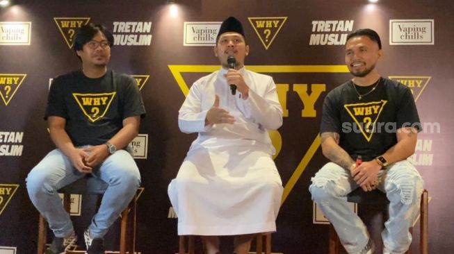 Tretan Muslim (tengah) dan Roy Ricardo (kanan) di acara rilis liquid vape "Why?" di SCBD, Rabu (30/11/2022). Adiyoga Priyambodo/Suara.com]