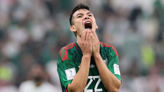 Penyerang Meksiko #22 Hirving Lozano bereaksi setelah negaranya tidak lolos 16 besar Piala Dunia Qatar 2022 usai kemenangan 2-1 mereka dalam pertandingan sepak bola Grup C antara Arab Saudi melawan Meksiko  di Stadion Lusail, Qatar, Kamis (1/12/2022) dini hari WIB.
KARIM JAAFAR/AFP

