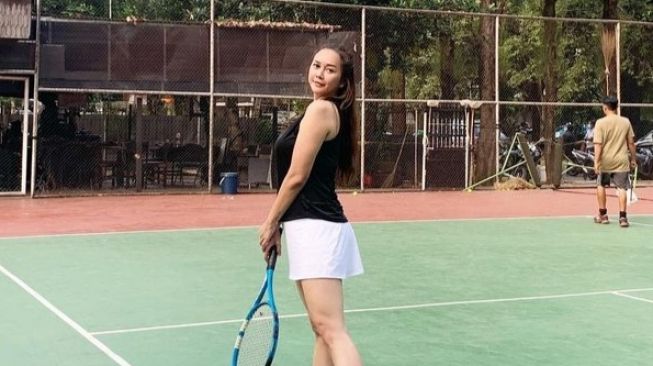 Gaya Kece Seleb Pakai Baju Tenis (Instagram/@aurakasih)