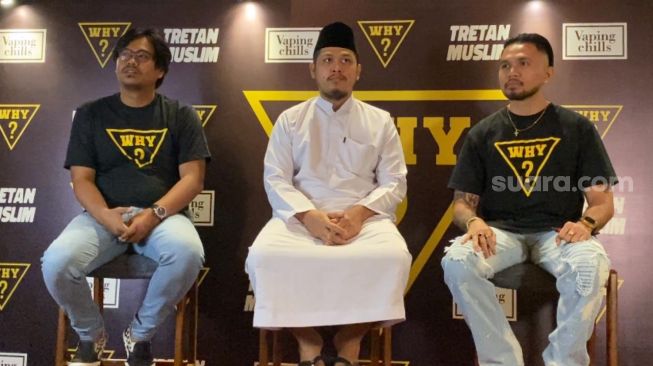 Tretan Muslim (tengah) dan Roy Ricardo (kanan) di acara rilis liquid vape "Why?" di SCBD, Rabu (30/11/2022). Adiyoga Priyambodo/Suara.com]