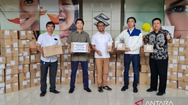 Suzuki tanggap darurat Gempa Cianjur, PT Suzuki Indomobil Sales (PT SIS) bersama dealer Suzuki Cianjur, SIM Supplier Club (SSC), dan Suzuki Club Reaksi Cepat (SCRC) menyalurkan bantuan untuk korban bencana alam gempa bumi di Cianjur, Jawa Barat (Suzuki via ANTARA/HO)