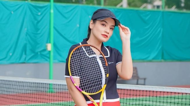 Gaya Kece Seleb Pakai Baju Tenis (Instagram/@titi_kamall)