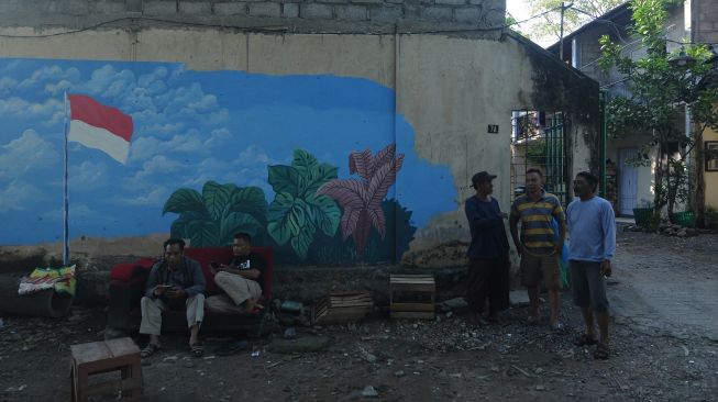 Sejumlah warga berada di luar tempat tinggal terduga teroris berinisial JU di Ngruki, Cemani, Grogol, Sukoharjo, Jawa Tengah, Kamis (1/12/2022). [ANTARA FOTO/Aloysius Jarot Nugroho/rwa].