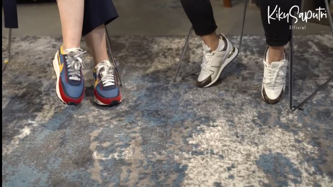 Najwa Shihab dan Kiky Saputri Adu Sepatu Puluhan Juta yang Dipakai, Siapa Paling Kece dan Mahal? (Dok: YouTube/KikySaputri)