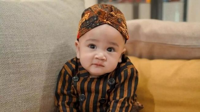 Potret bayi artis pakai blangkon (Instagram/@raffinagita1717)