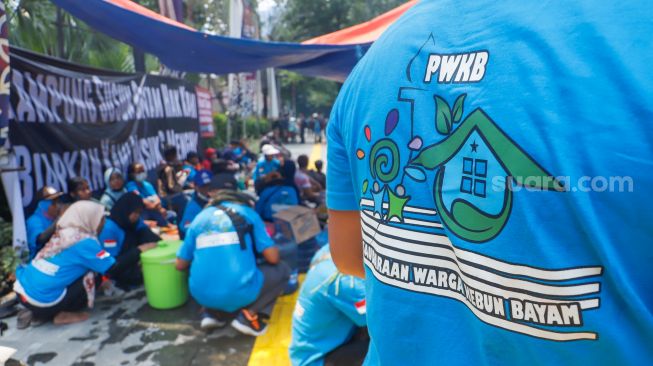 Warga Kampung Bayam berada di dalam tenda saat menggelar aksi unjuk rasa di depan Balai Kota Jakarta, Kamis (1/12/2022). [Suara.com/Alfian Winanto]