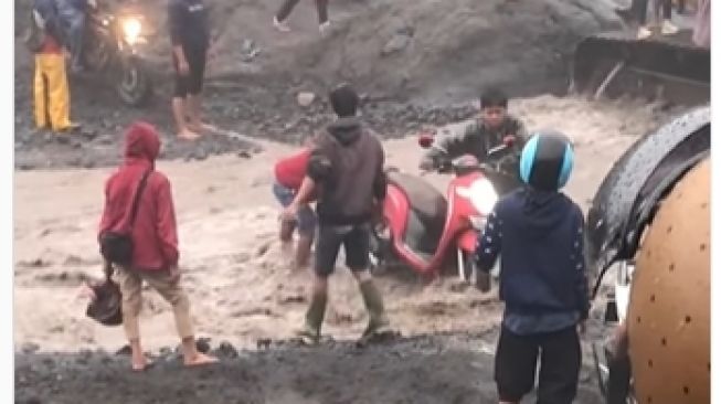 Viral Perjuangan Para Pengendara Motor Lewati Jalur Curah Kobokan