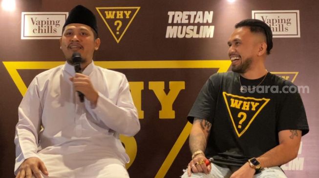 Tretan Muslim dan Roy Ricardo di acara rilis liquid vape "Why?" di SCBD, Rabu (30/11/2022). Adiyoga Priyambodo/Suara.com]