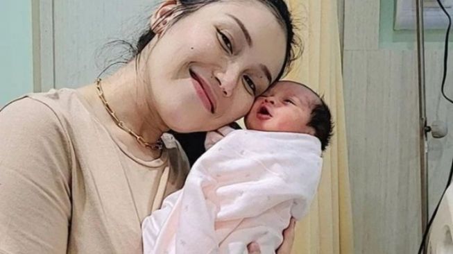 Potret Baby Sumehra Putri Syifa Adik Ayu Ting Ting (instagram/@mom_ayting92_ )