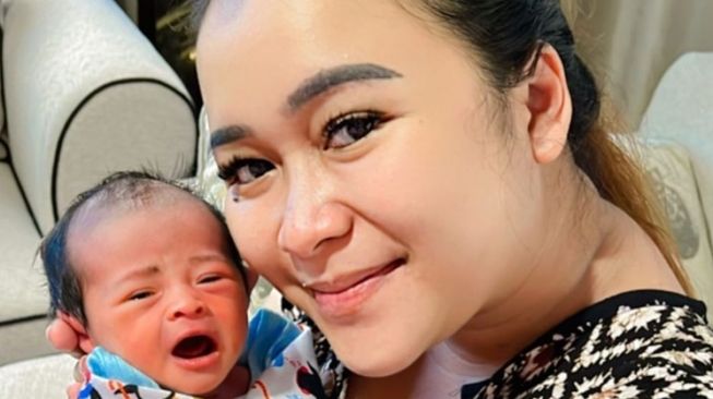 Potret Baby Sumehra Putri Syifa Adik Ayu Ting Ting (instagram/@mom_ayting92_ )