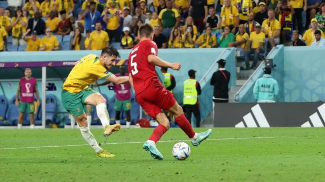 Matthew Leckie melepaskan tembakan berujung gol tunggal bagi Australia pada laga terakhir grup D melawan Denmark (flashscore.com)