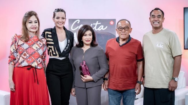 Potret Nia Ramadhani soft launching novel (Instagram/@ramadhaniabakrie)