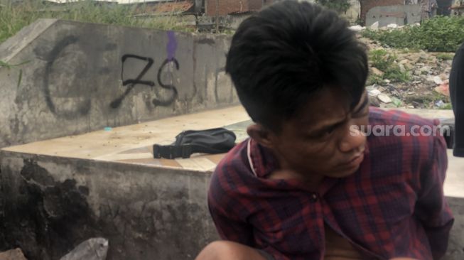 2 Terduga Pemakai Narkoba di Kampung Boncos Kabur, Polisi: Woi Jangan Kabur Kamu, Sini-sini