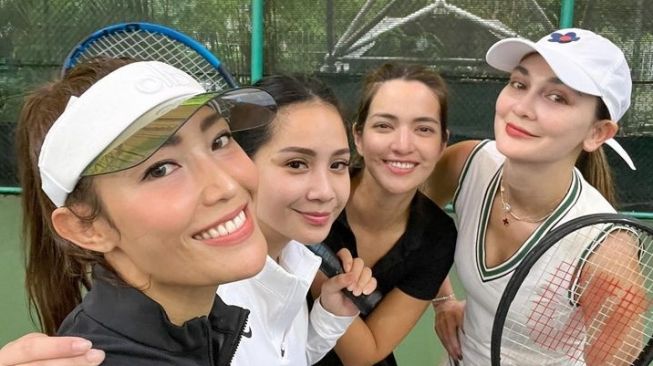  Gaya Kece Seleb Pakai Baju Tenis (Instagram/@mrsayudewi)