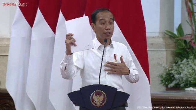 Presiden Joko Widodo atau Jokowi berpidato usai membagikan 1.552.000 sertifikat tanah di Istana Merdeka, Jakarta, Kamis (1/12/2022). (Tangkap Layar YouTube Sekretariat Presiden)