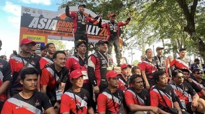 Tim Mitsubishi Ralliart, Rifat Sungkar dan Chupong Chaiwan bersama seluruh kru tim dalam laga AXCR 2022 [Instagram @rifato].