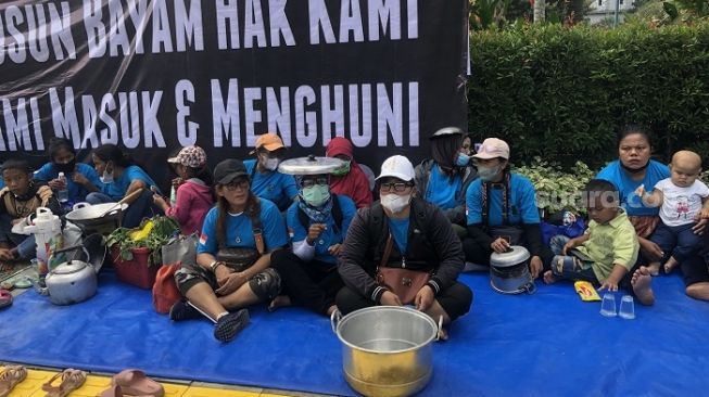 Puluhan warga Kampung Bayam korban penggusuran saat demonstrasi di depan Balai Kota DKI Jakarta. (Suara.com/Faqih)