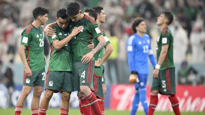 Gelandang Meksiko #08 Carlos Rodriguez (kiri) dan gelandang Meksiko #04 Edson Alvarez (kanan) bereaksi setelah negaranya tidak lolos 16 besar Piala Dunia Qatar 2022 usai kemenangan 2-1 mereka dalam pertandingan sepak bola Grup C antara Arab Saudi melawan Meksiko  di Stadion Lusail, Qatar, Kamis (1/12/2022) dini hari WIB.Alfredo ESTRELLA / AFP