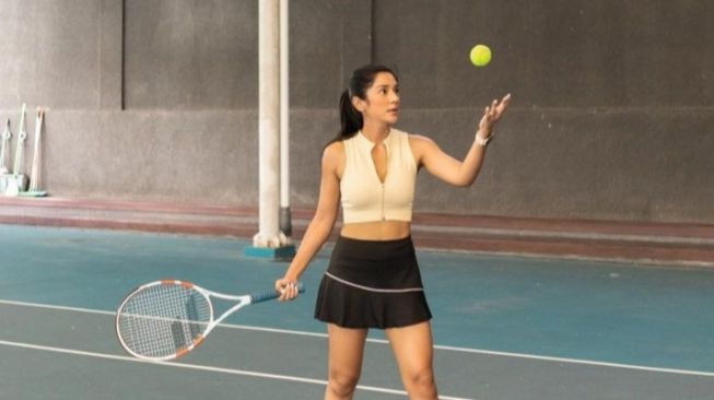  Gaya Kece Seleb Pakai Baju Tenis (Instagram/@fannyghassani)