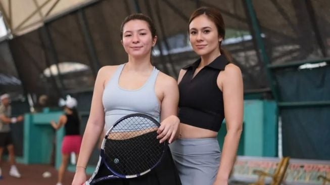 Gaya Kece Seleb Pakai Baju Tenis (Instagram/@wulanguritno)