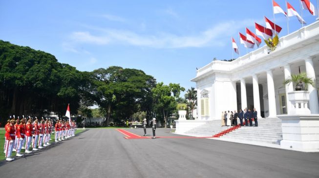 Presiden Joko Widodo atau Jokowi menerima surat kepercayaan dari enam duta besar luar biasa dan berkuasa penuh (LBBP) negara-negara sahabat di Istana Merdeka, Jakarta, Kamis (1/12/2022). (Kris - Biro Pers Sekretariat Presiden)