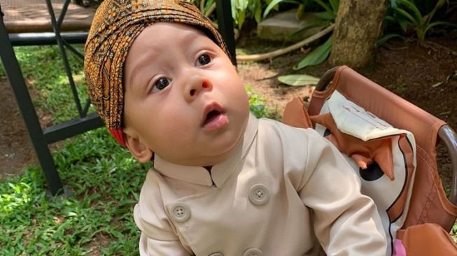 Potret bayi artis pakai blangkon (Instagram/@lestykejora)