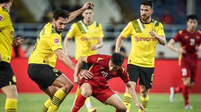 Timnas Vietnam berhasil mengalahkan Borussia Dortmund 2-1 dalam laga persahabatan di Stadion My Dinh, Rabu (30/11/2022). [Dok. VFF]