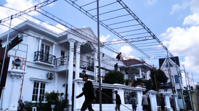 Jelang Hari H Menikah dengan Kaesang Pangarep, Lokasi Kediaman Erina Gudono Sudah Dipasang Tenda hingga CCTV