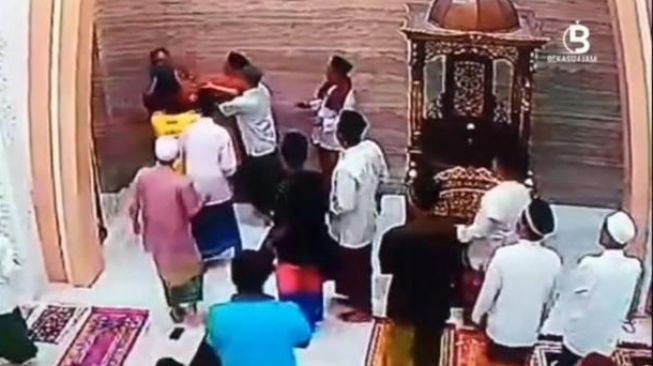 Kayak Orang Linglung Dicecar Jemaah, Penganiaya Imam Masjid di Pondok Gede Ternyata Kakek-kakek Depresi