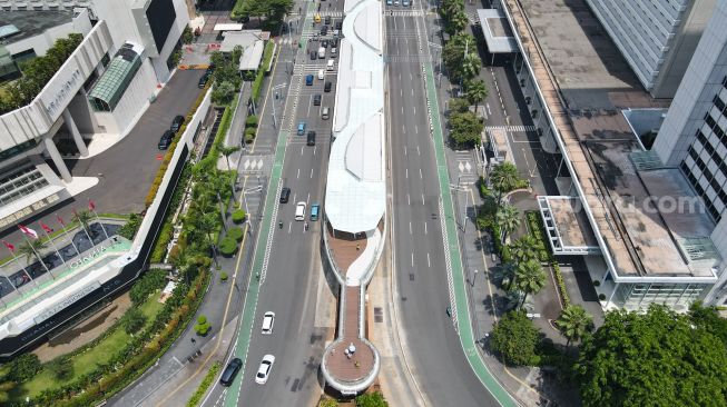 Foto udara proyek revitalisasi Halte Tosari di Jalan Jenderal Sudirman, Jakarta Pusat, Jumat (2/12/2022). [Suara.com/Alfian Winanto]