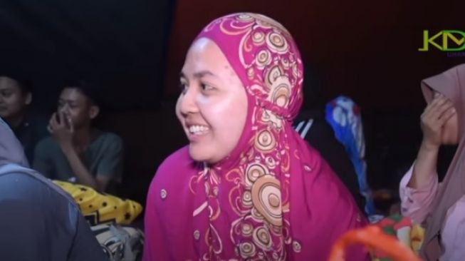 Teteh cantik yang diajak ngobrol oleh Dedi Mulyadi di tenda pengungsian gempa Cianjur [Youtube/Kang Dedi Mulyadi Channel]