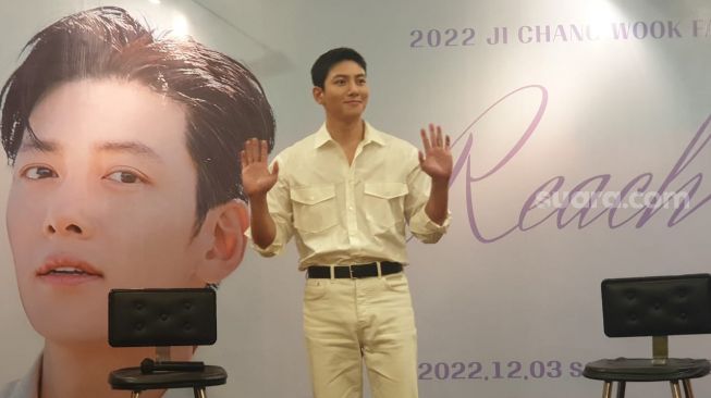 Ji Chang Wook saat jumpa pers di The Kasablanka Hall, Jakarta Selatan pada Jumat (2/12/2022). [Suara.com/Sumarni]