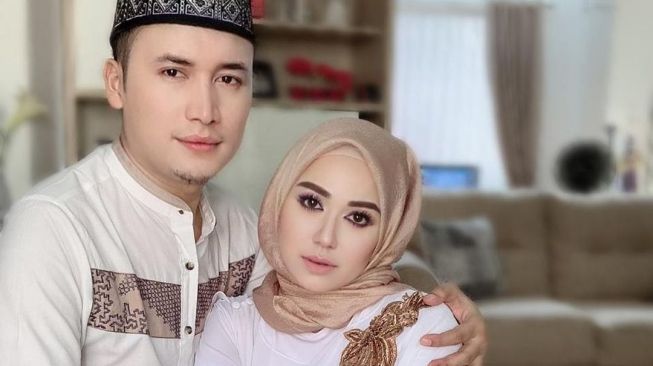 Rani Tamara Bersyukur Bisa Umrah Bareng Suami di Tengah Kesibukannya