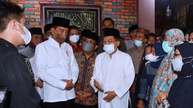 Presiden RI Joko Widodo atau Jokowi bertakziah ke rumah duka eks Menteri ATR/BPN Ferry Mursyidan Baldan di Kawasan Slipi, Jakarta Barat, Jumat (2/12/2022) malam. [Foto: Rusman - Biro Pers Sekretariat Presiden]