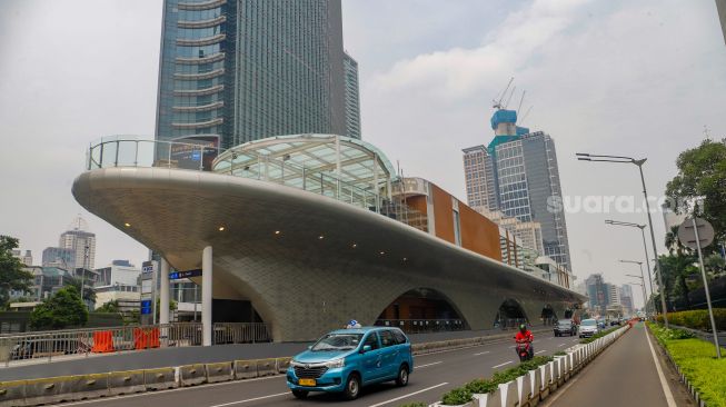 Sejumlah kendaraan melintas di dekat proyek revitalisasi Halte Tosari di Jalan Jenderal Sudirman, Jakarta Pusat, Jumat (2/12/2022). [Suara.com/Alfian Winanto]