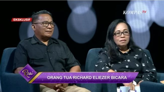 Orang tua Richard Eliezer atau Bharada E, ayah Junus Sunandag Lumiu dan ibu Rynecke Alma Pudihang dalam acara ROSI yang tayang Kamis (1/12/2022) [Tangkapan Layar Youtube KOMPAS TV]