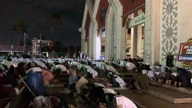 Massa reuni 212 salat Sunnah di Masjid At-Tin, TMII, Jakarta Timur, Jumat (2/12/2022) dini hari. [Suara.com/Yaumal]