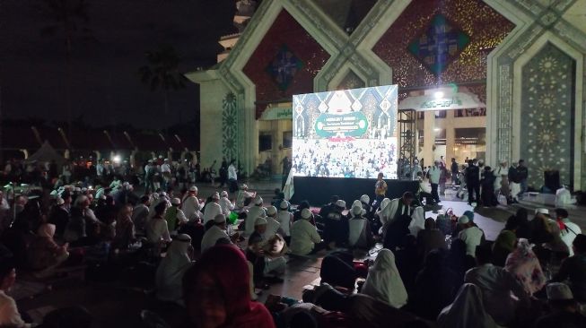 Bendera Raksasa Habib Rizieq Shihab Berkibar, Massa Reuni 212 di Masjid At-Tin Membludak Hingga Halaman