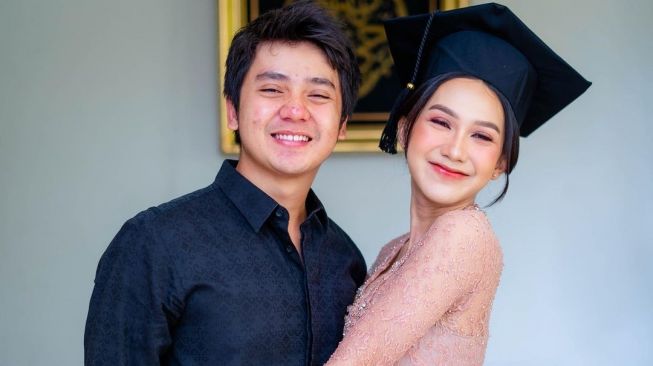 10 Potret Bucin Arbani Yasiz Bareng Pacarnya Raissa Ramadhani, Romantis tapi Sopan