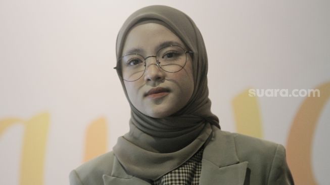 Nissa Sabyan tampil menghibur penonton di Jakarta, Jumat (2/12). [Suara.com/Oke Atmaja]