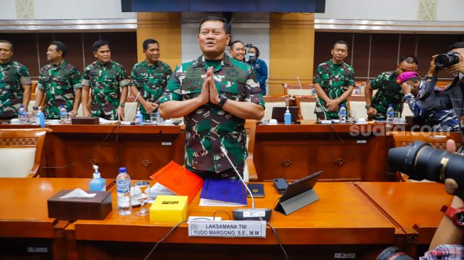 Kepala Staf TNI Angkatan Laut (KASAL) Laksamana Yudo Margono memberi salam sebelum mengikuti uji kelayakan dan kepatutan calon panglima TNI di Komisi I DPR, Kompleks Parlemen, Senayan, Jakarta Pusat, Jumat (2/12/2022). [Suara.com/Alfian Winanto]