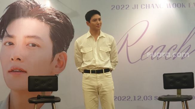 Ji Chang Wook saat jumpa pers di The Kasablanka Hall, Jakarta Selatan pada Jumat (2/12/2022). [Suara.com/Sumarni]